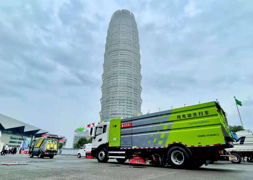 雄狮重工新能源环卫车亮相第六届河南省城乡环境卫生设施设备与固体废弃物处理技术博览会